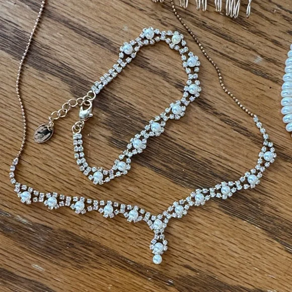 Wedding/Prom/Homecoming Elegant Pearl and Gold Women's Accessory Set - Picture 3 of 4